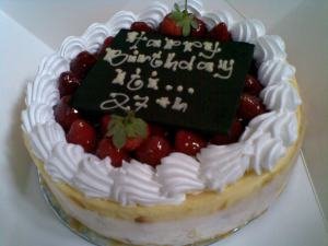birthday cake ditambahin satu umurnya, harusnya 26 th.. hihi.. tetep enak ko kuenya.. tengkyuu bitata