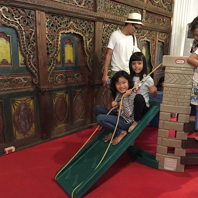 Friends since newborn 😃😃 untung anak2 anteng tadi maen di kids playground #pandoraboxgaragesale