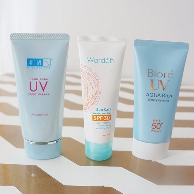 My current sunblocks.
Dari kiri :
1️⃣ Hadalabo UV creamy gel spf 50+
2️⃣ Wardah sun care spf 30+
3️⃣ Biore UV aqua rich spf 50+
Aku sebenernya bukan tipe yang suka ganti-ganti skin care. Begitu aku rasa cocok aku terus pake bertahun-tahun. 
Awalnya aku pake Hadalabo yg botol warna putih, cocok, trus habis, titip beli lagi di SG, dibeliin warna biru ini. Awalnya cuek pake, saking cueknya nggak peduli kalo ternyata purging terus 😅😅 (bawah mata agak bruntusan). Dikasih tau malah sama temen, akhirnya aku ganti Wardah. Dan cucok!! Huuuraahh.. Tapi kendala Wardah cm spf 30+ yg mnrt aku kurang utk sinar matahari jakarta yang keji ini. Paling gak minimal spf 50+. Ketemulah sama Biore aqua rich ini. Yang paling suka krn teksturnya yang agak cair, dan ternyata emang ringan banget waktu dipake. Wangi lemon nya juga enak. Akhirnya sampe skrg Biore dan blm tertarik pake sunblock dengan harga terlalu mahal. 
#menujumukakinclong2016 #bioreaquarich #hadalabouv #wardahsuncare