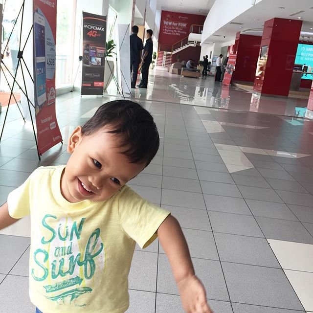 Kemaren nitipin adek sebentar ke kantor Papa nya, trus emaknya kabur ke sojong 😂😂