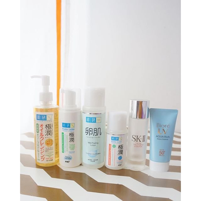 Okeh jadi si murid baru ini giat belajar per-skincare-an seminggu belakangan. Malem2 brosing, bangun tidur brosing, I even takes notes from those beauty bloggers. No kidding.
Ini ritual pagi sekarang. Mungkin bagi yang udah expert ini baru sepertiga jalan. Cuma bagi aku yg biasanya cuma 3 step skrg jadi 6 step itu udah prestasi banget loh. Soalnya... Maleeeessss huhuhu.. Tapi inget ya kudu giat demi #menujumukakinclong2016 
Belajar dari Female Daily, Deszell, NengLita, Irrasistible, pokoknya semua aku kepoin :)) Ternyata aku tipe kulitnya sama ama skinandtonics.com : dry sensitive.
Ritual skin care yang seharusnya (cmiiw ya) :
Double cleansing, double toning, pre-care (pre-essence or essence), serum (baru tau essense sama serum itu BEDA, OMG mamiiih), moisturizer, face oil, emulsion, sunscreen. 
Sementara karena gak punya serum pagi, gak punya moisturizer dan step selanjutnya. jadi cuma pake 6 step ini dulu :
1️⃣ First cleanser, Hadalabo cleansing oil, kadang pake cuma siang aja sih kalau pake makeup.
2️⃣ Second cleanser, Hadalabo foaming face wash. Lebih cocok pake ini drpd face wash nya yg bikin kulit perih. Mungkin krn gak biasa double cleansing jadi berasa kering. Foaming face wash ini ringan bgt. 
3️⃣ Exfoliate toner, Hadalabo mild peeling. Sejujurnya kayanya lebih cocok pake Pixi glow tonic sih, yg ini di aku agak perih. Cuma belum seminggu jadi masih nerusin aja dulu.
4️⃣ Hydrating toner, Hadalabo Gokujyun lotion. Sejujujurnya kok agak perih juga. Pengen coba yang lain.
5️⃣ FTE SKII, essence tyt berfungsi utk mengoptimalkan kerja serum dan skincare lain.
6️⃣ Biore UV aqua rich sun screen.
Segini aja pegel 😑😑😑😑😑😑
Sekarang ini masih coba-coba cari formasi dan formula yang pas buat aku. Stlh dapet, kayanya mau stick bertahun-tahun #berbielelah #tapipengenmukakinclong